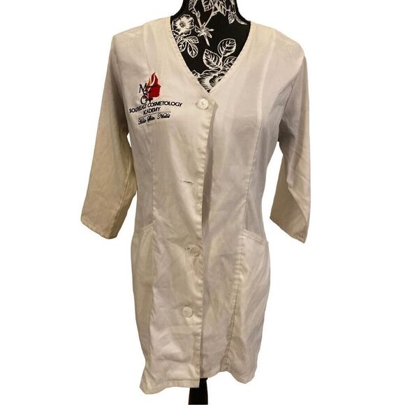 White Esthetician Lab Coat Cosmetologist Beauty Scientist - Picture 1 of 8